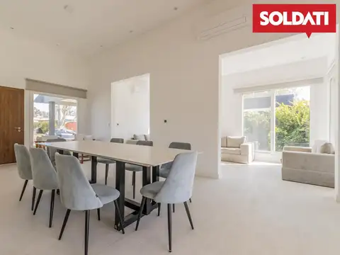 Casa en Venta con 2 cocheras