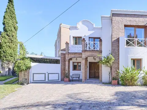 VENTA - Casa 7 Amb. en Camino Real con jardín, pileta y quincho cerrado