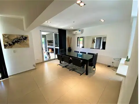 IMPECABLE CASA 5 AMBIENTES. DIGNA DE VER