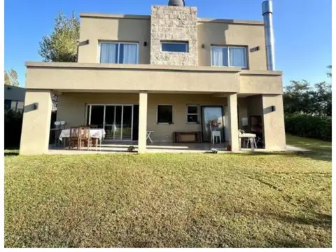 Casa 4 ambientes con 3 baños