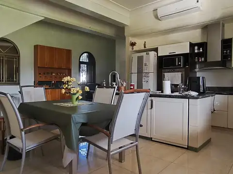Casa en Venta con 3 cocheras