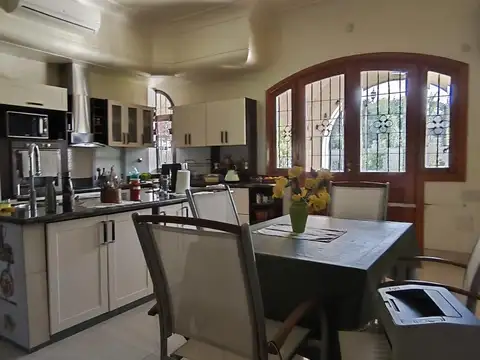 Casa 7 ambientes con 2 baños