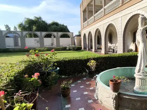 Casa en venta, de estilo, 3 dormitorios, garaje, parque, piscina. Villa del Plata