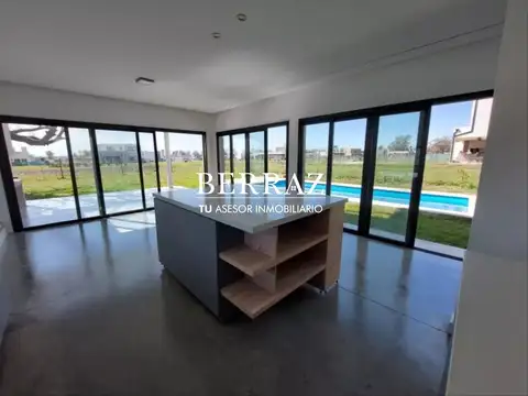 Casa en Venta con 4 cocheras