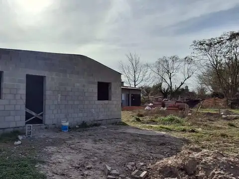 Se vende terreno con construcción a terminar.