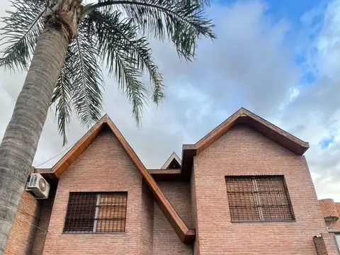 *CHALET DE 6 AMB. EN 2 PLANTAS SOBRE LOTE DE 8,66 X 26 *UBICADO A 1 CD. DE CNEL. BRANDSEN