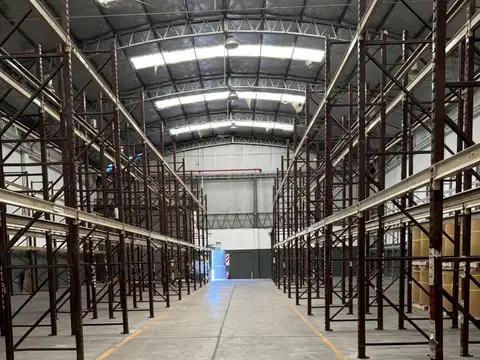 2 de Abril y Acceso Oeste - depósito en venta