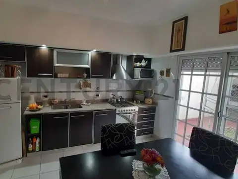 TRIPLEX 4 AMBIENTES CON COCHERA Y BALCON TERRAZA VILLA LUZURIAGA  -