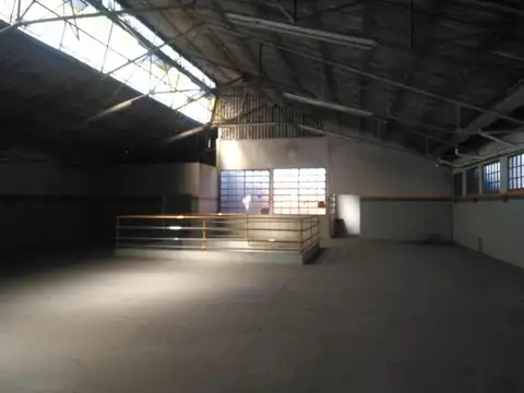Deposito en dos plantas / 1350 m2