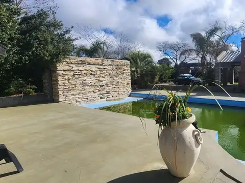 Fraccion de 1 ha con 2 viviendas  320 m² y pileta, 2 Galpones 680 m² - San Miguel Del Monte