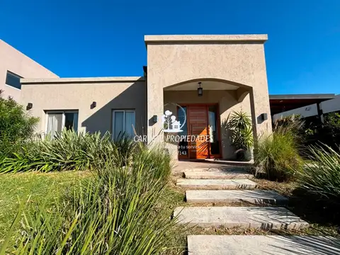 Casa en venta de 3 dormitorios. Escritorio y Pileta. Barrio Santa Elena. Pilar. 100