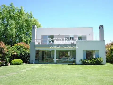 Casa Venta 5 ambientes estilo moderno en Campo Grande Pilar lote de 800 m2