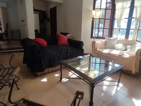 Casa en Alquiler con 2 cocheras