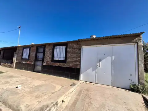 Casa con gran patio y cochera.