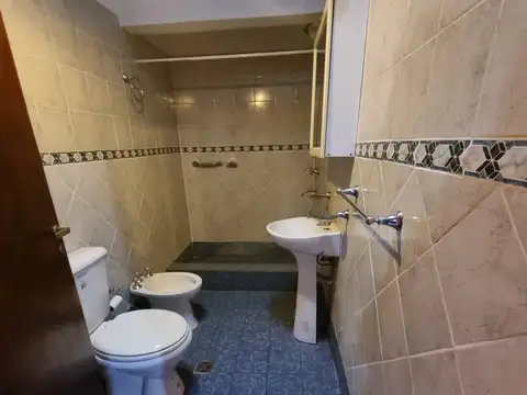 Casa en Alquiler con 2 cocheras