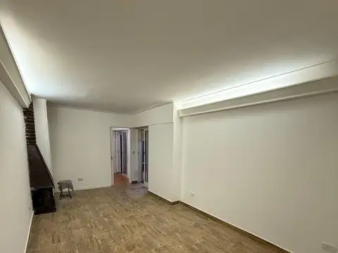 2 ambientes c/ patio, enfrente de la estación de Ramos.