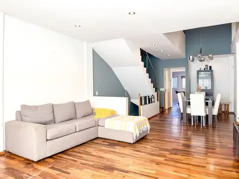 Casa en Venta con 3 cocheras