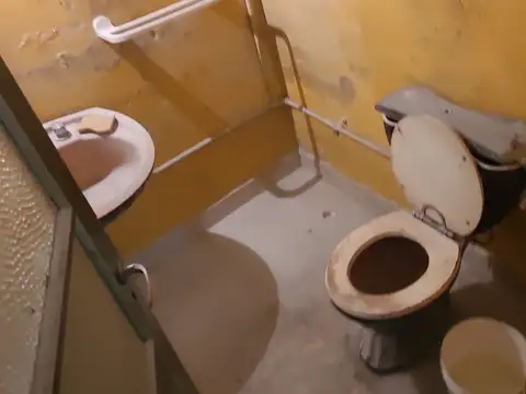 en SAN MARTIN: Galpon en esquina de 12.75 x 10.30 doble altura, entrada para camiones, 2 oficinas