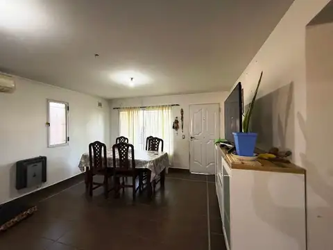 Casa 8 ambientes con 2 baños