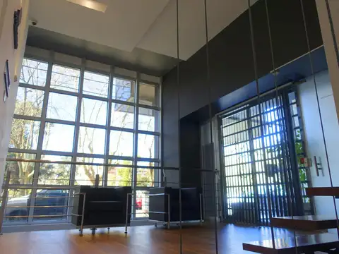 Oficina en Alquiler con 2 cocheras