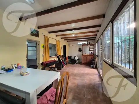 Casa 4 ambientes con 2 baños