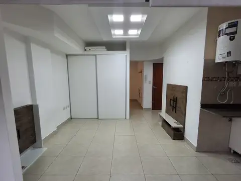 BALCON CONTRAFRENTE AMPLIO MONOAMBIENTE DIVISIBLE BAÑO COMPLETO