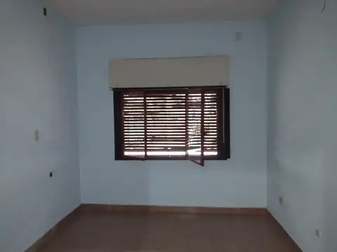 CASA EN ALQUILER 4 AMBIENTES CON GARAGE. CASTELAR SUR.