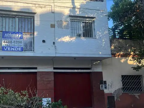 Casa ideal dos familias, en lote propio. Garage