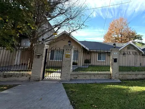 Casa en venta de 2 dormitorios c/ cochera en Villa Gobernador Udaondo