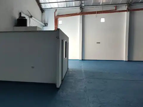 Venta de Importante Galpón con pocos años de construcción!.