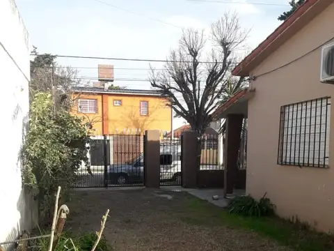 Venta casa 3 amb + depto 2 amb. Sobre gran lote de 600m2. zona centro de Sta Teresita, calle 34 y7