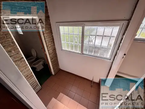 CASA 2 DORMITORIOS AMPLIOS EN ALQUILER PLANTA ALTA CON PATIO IMPUESTOS BAJOS