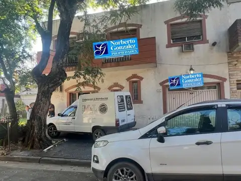 En Venta en Villa Sarmiento Casa 2 Plantas 4 Ambientes Sobre Lote de 423 m F: 10410