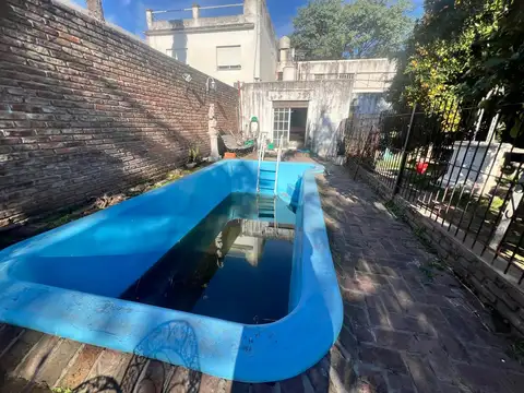 En Venta en Villa Sarmiento Casa 2 Plantas 4 Ambientes Sobre Lote de 423 m F: 10410