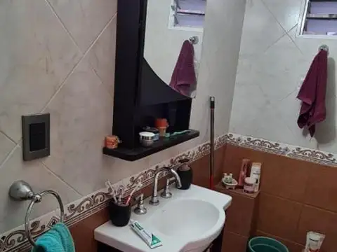 EN VENTA EN CASEROS NORTE SOBRE CALLE MARCO POLO, CASA AL FONDO; ENTRADA POR PASILLO - FICHA 8352