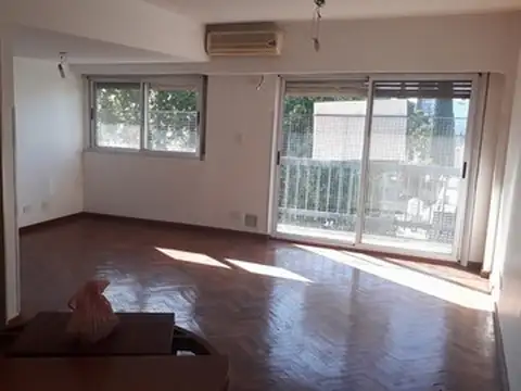 Departamento 4 ambientes de doble circulación con balcón corrido a la calle