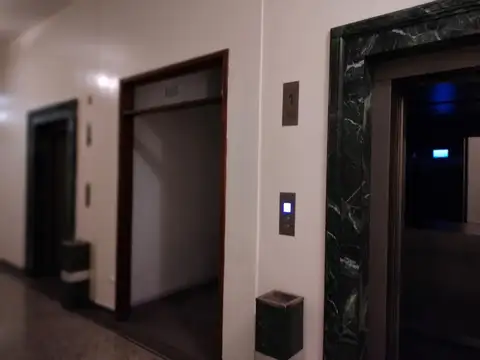 Oficina 8 ambientes con 2 baños