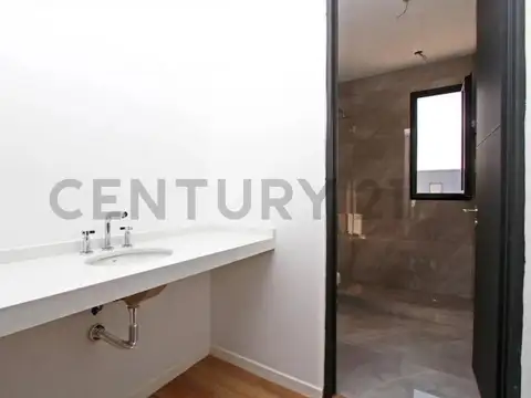 Casa en Alquiler con 2 cocheras