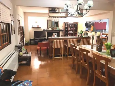 Casa en Venta con 3 cocheras