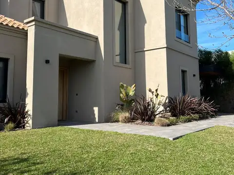 Casa en Venta en barrio Ayres Plaza, lote central, 4 dormitorio, 4 baños, excelente opcion