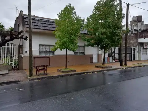 VENTA CASA 5 AMBIENTES MILTIFAMILIAR. LA TABLADA