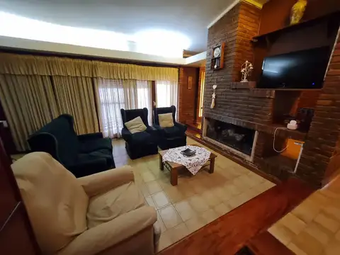 Casa 6 ambientes con 2 baños