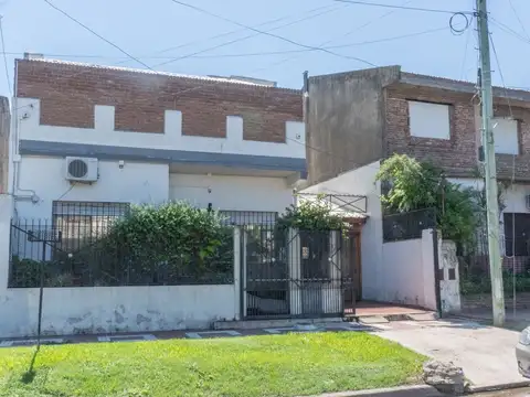 Casa 6 ambientes con 2 baños