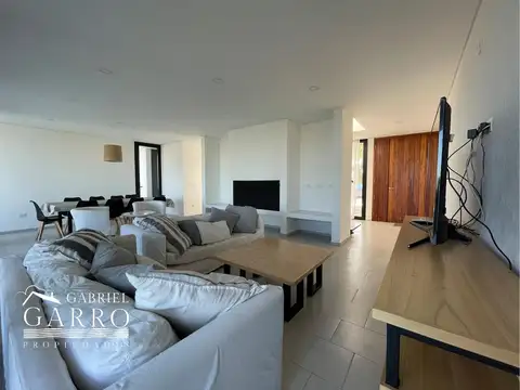 Casa en VENTA frente a la laguna. Barrio privado Costa Esmer