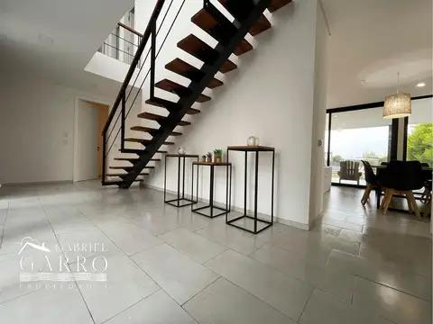 Casa 7 ambientes con 5 baños