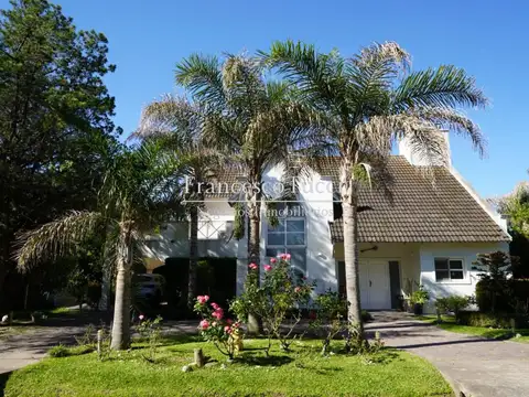 Casa en venta 5 ambientes con pileta en Campos de Álvarez