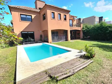 VENTA CASA 5 AMB PILETA GALERIA HARAS M. VICTORIA