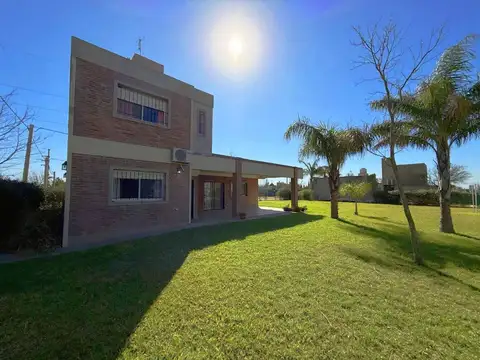 CASA VENTA 4 DORMITORIOS CON PILETA FUNES CITY