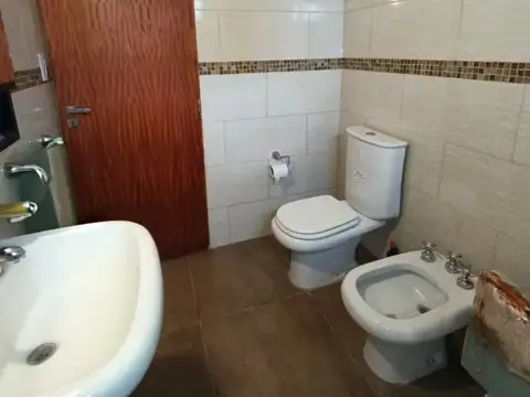 CASA VENTA 4 DORMITORIOS CON PILETA FUNES CITY