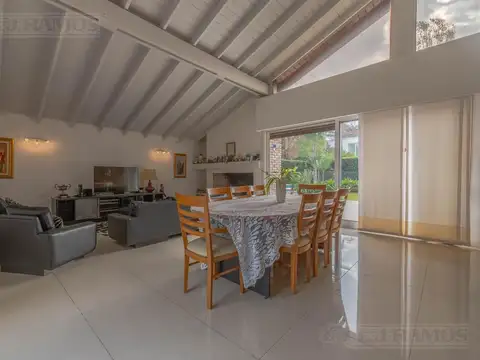 Casa en Venta con 7 cocheras